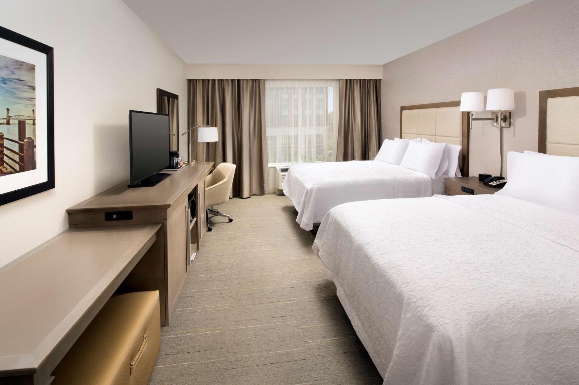 Hampton Downtown 3*