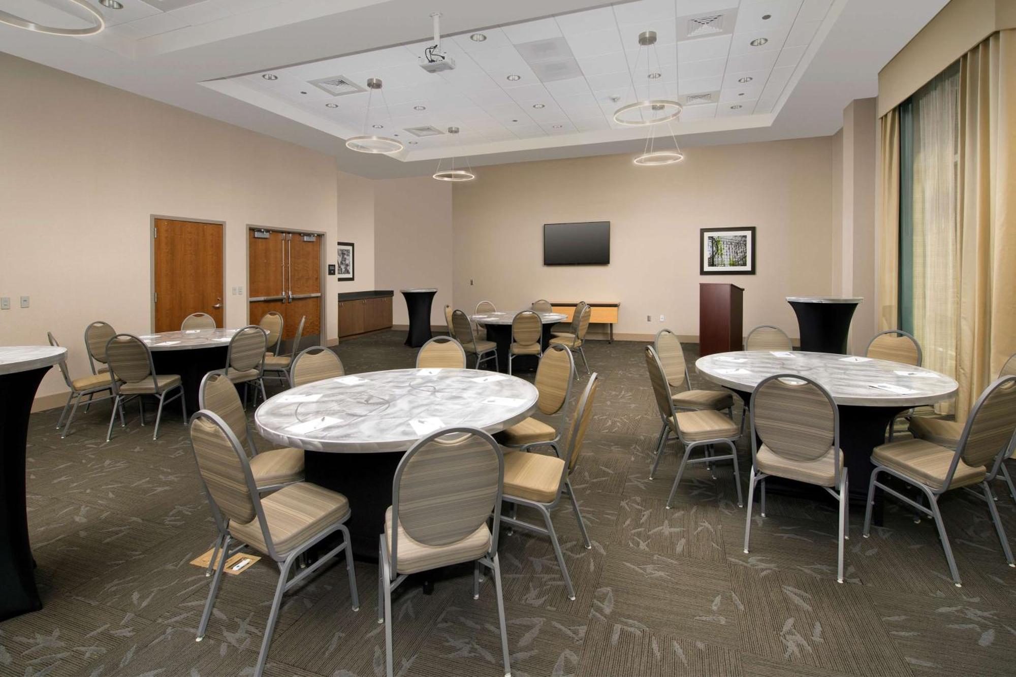 Hampton Downtown Hotel 3*